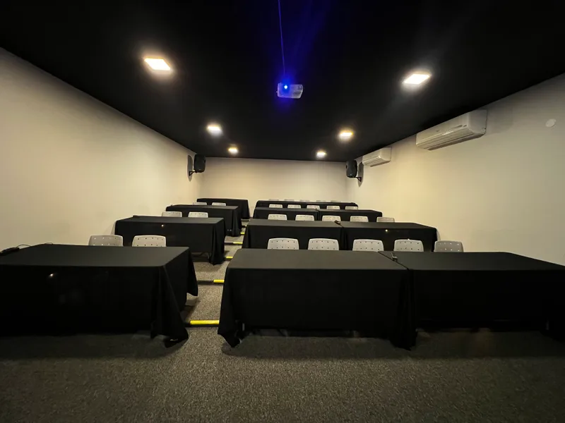 Montagem escolar pronta para aprender — Auditório Minions, King Coworking em Campinas