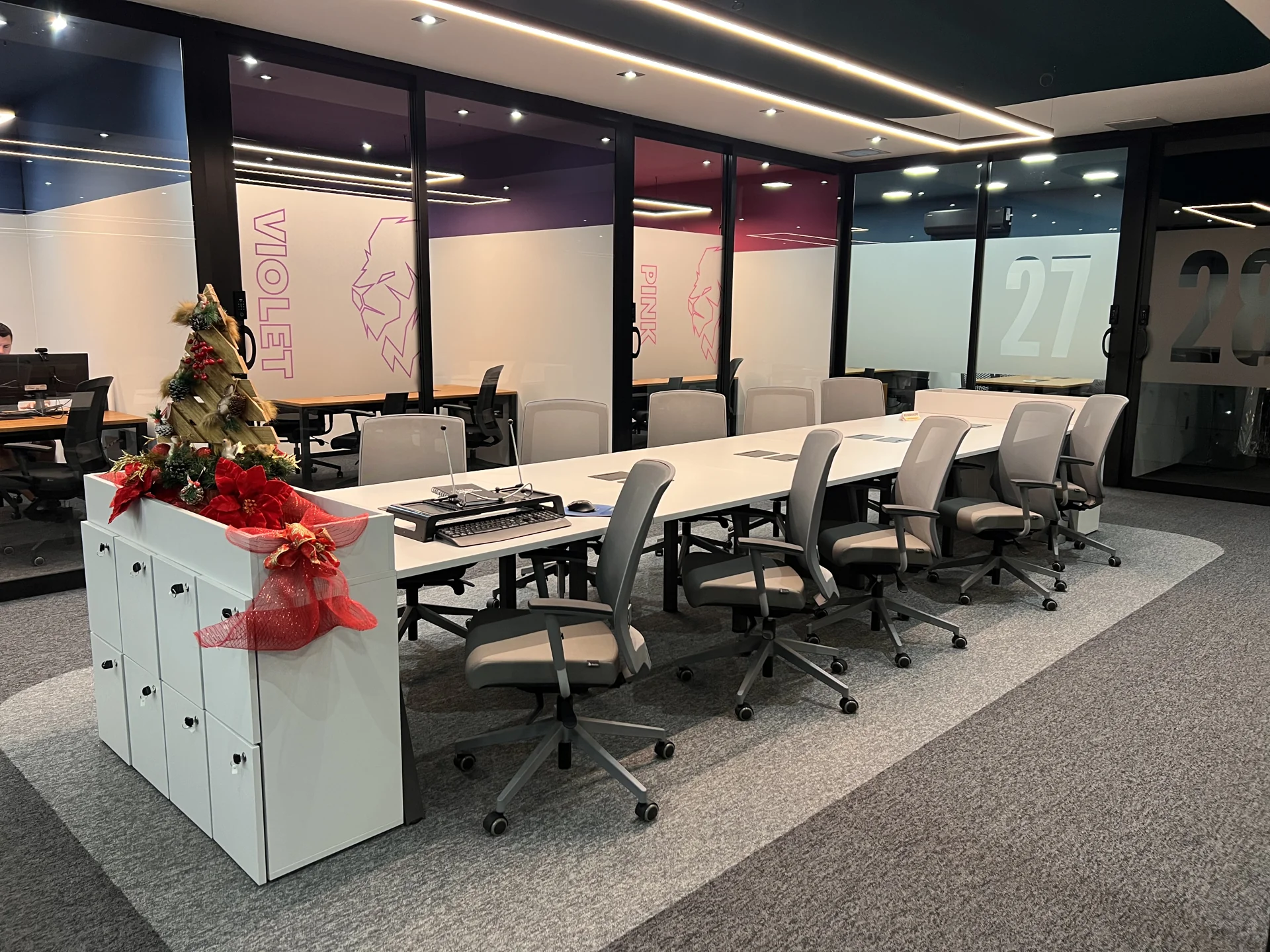 Estações de trabalho com cadeiras ergonômicas e gaveteiros no King