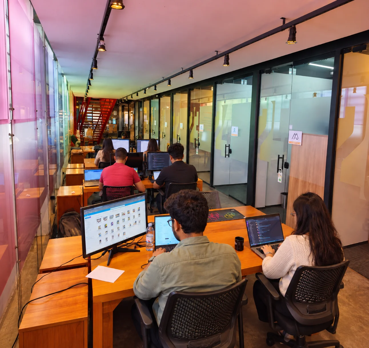 Profissionais compartilhando o ambiente de trabalho do King